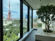 ９階のオフィスからは東京タワーの眺望を楽しむことができるほか、地下鉄御成門駅直通なので通勤も便利