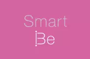通常、“賢く振る舞おう、気が利く” は 「Be smart」と書きます。 しかし「Smart Be」にすることで ・賢くて、おしゃれ＝smart ・在り方＝be つまり、その人の存在（在り方）だけで、周りにインスピレーションを与えることが出来たり貢献できますように願いを込めています。