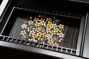 MORISHO独自のレーザー技術「浮図塗」。特殊な沈金技法で立体的表現を可能に。【永遠桜】
