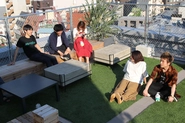 職場は渋谷の桜丘町。wifi完備の屋上やメンバー全員で作ったオフィスが自慢です。