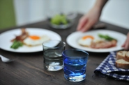 コメルコバナシ - グラスのある食卓をシーン別で提案