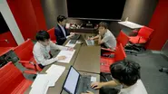 東京オフィスには会議室が3つあります。写真の風景は、メディア部とコンサル部の進捗MTGの様子です♪クライアントの目標を達成させるために、日々MTGをし行動に移しています！