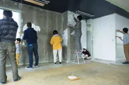 壁の漆喰塗りは社員だけでなく地域の方も招いてワークショップ形式で行いました。