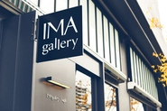 コンセプト設計から、ロゴの開発、グッズデザインまで、プロデュースを手がけた「 IMA gallery｜cafe」
