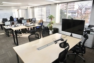 会議室や社長室はなく、全てを見渡せるようになっているオープンなオフィス。