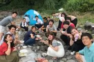 合宿の打ち上げBBQ。社会課題を解決する新規事業の立案や、既存サービス改善などテーマは様々。