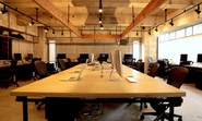 Design Room：ラーチ板で造作したデザインルームは、エジソンランプを一周させた照明デザインが特徴的。
