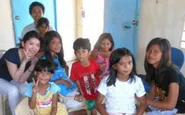 途上国の低所得者層の経済的自立支援を目的とした事業を展開。フィリピン視察の際、現地の子供たちと。