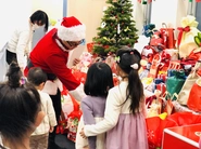 社長サンタは従業員とその子供たちのもとに、今年もやってくる🎄「仕事ばかりで家庭を顧みない一家の大黒柱」 そうした古い『当たり前』とは、お別れしましょう。