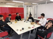 ランチ時間を活用した英会話勉強会。その他にも、1回/月の勉強会等興味のある分野を持ち寄り取り組んでいます。