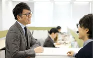 社内は一フロアに全社員があつまり、フリーアドレスで部署の垣根もありません。営業・エンジニアが一体となって新事業を生み出しています。