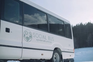 グループであるバス会社「Social bus」を利用して皆で動くゲストハウスのような温かな旅の体験を作ります。