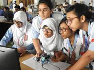 弊社主催のワークショップでロボット制作、プログラミングに初挑戦する女子高校生達