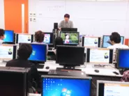 デジタルハリウッド大学の授業の様子。講師の指導と動画教材を組み合わせる「ブレンディッドラーニング」を実現しています。