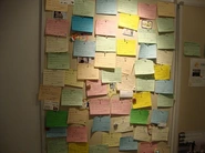 スタジオの壁には、会員さまの書いた目標がたくさん！！前向きオーラがたくさんな職場です☆