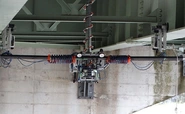 橋梁点検用ロボット Turrets (タレット)　　橋梁の主桁を走行し、下面の点検検査を行います。