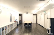 白とウッドを基調とした明るく開放的なオフィス。間接照明が雰囲気良いです。