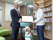 ◆盲導犬協会への贈呈式 当社を成長させていただいた地域社会へ還元するために、毎年盲導犬協会への寄付を行なっています。（写真右：代表の信太）