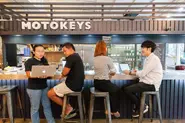 弊社の運営するカフェ「MOTOKEYES」もすぐ隣にあるため、こちらで作業をすることも。
