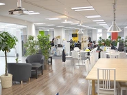 社内は開放的で、ミーティングをしたり、カフェスペースで集中して仕事をすることもできます。