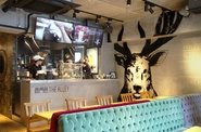 鹿のマークが目印！中目黒などソファ席や落ち着けるカフェ仕様の店舗も。