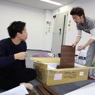 家具組み立ても社員で行っています！左は札幌インターンの学生