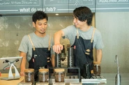 FabCafe、もちろんコーヒーにもこだわっています。いつもその時に一番おいしいシングルオリジンを提供するだけでなくカッピングや焙煎のワークショップも開催しています。