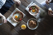 Komerco出品作品「ブリキや彰三」の銅製フライパンで朝食