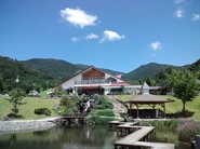 文化施設や観光施設も充実。ここは農業体験や手作り体験も楽しめる「奈義山麓山の駅」。