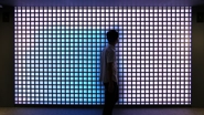 カラーキネティクス・ジャパンとラナグラムの２社共同で、インタラクティブ・ファサードを研究開発しました。建物の外壁を模した4 x 2.5mの壁面へ鉄の格子をはめ込み、その裏に約1,000個のLEDを設置。奥の壁への反射光を利用することで、柔らかな間接照明での映像表現を行っています。
