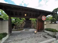 京都嵐山の旧邸宅をリノベーションした行列のできる和カフェ。近年のニーズも捉え、オープンから10年以上経ちますが、毎年来客数が増加しています。