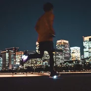 夜の都市を走るランナー