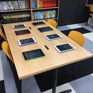 生徒はiPadを利用して学習を行います。