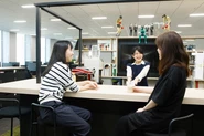 堂島川を見下ろす明るいオフィスで、メンバーのコミュニケーションも活発です。