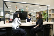【多様な働き方、協創が生まれる環境】 広々とした共有空間のあるオフィスでは、部署間の打合せや交流を図り新しいソリューションが生まれています。※大阪オフィス