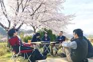 桜並木の下でのオフサイトミーティング
