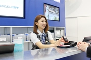 グローバルWiFiの羽田空港カウンターには外国のお客様や海外にいかれるお客様がいらっしゃいます