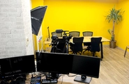 撮影スタジオ 兼 会議室では動画コンテンツを制作しています