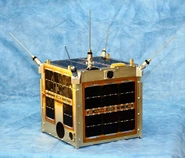 弊社開発一号機目の超小型衛星"WNISAT-1"。一般的なデジカメと同じRGB（赤・緑・青）可視光波長カメラと、近赤外光波長カメラの２つのカメラを搭載し、宇宙から撮影することで北極海域の海氷を観測する人工衛星です。