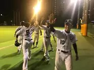 代打逆転サヨナラ満塁ホームラン後のベンチです。チームで勝ち取った勝利にハイタッチ！