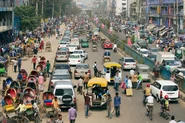 車と人で賑わうバングラデシュの主要道路