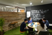フロントエンドチームは毎日終礼を行い、週末は進捗状況をメンバー間で共有します。
