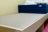 客室のベッドには全室オリジナル製作の「畳ベッド」設置。寝るまではベンチ替わりでも雑魚寝でも自由にお使いできます。