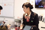 成田空港のカウンターで活躍しているスタッフ。拠点は違っても拠点間で情報交換をしてよりよい接客を心がけています！