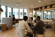オフィスに併設されたカフェスペース。ミーティング以外にも社内外問わずコミュニケーションの場として活用されています。
