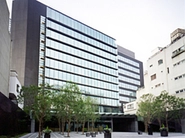 赤坂、赤坂見附、永田町と３駅から徒歩7分圏内の港区にオフィスを構えています。