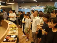 7月4日創立記念パーティの様子。80人を超えるスタッフが本社オフィスに集合。おいしい食事と一緒に、19年間の思い出を振り返りました。