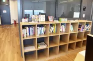 新宿オフィスには様々な技術書やビジネス書が置いてあります。