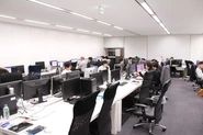 大阪オフィスの風景です。ワンフロアで風通しの良い環境です。社長を含む役員も同じフロアにいます。