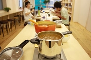 大阪スタッフの交流の場所、食堂。 白ご飯を毎日炊いています。たまにカレーや炊き込みご飯のランチイベントしています。